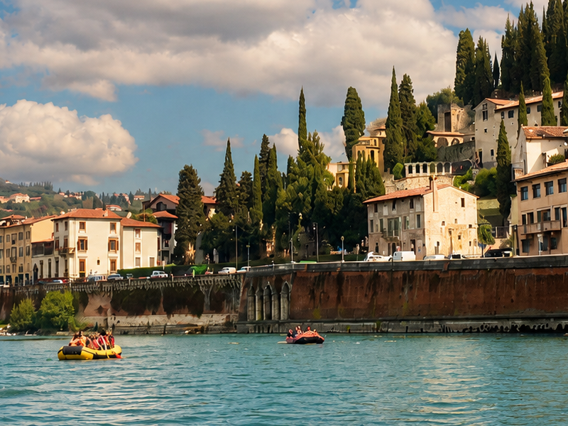 Panorama di Verona visto dal fiume Adige, con rafting sul fiume, Ponte Pietra e gli edifici storici della città sulle colline.