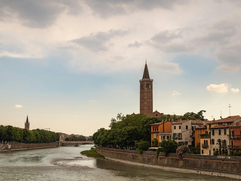 Vista panoramica di Verona con il fiume Adige, campanile e le case