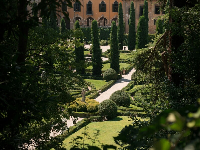 Giardino dei Giusti a Verona, con siepi geometriche, cipressi e sentieri immersi nel verde.